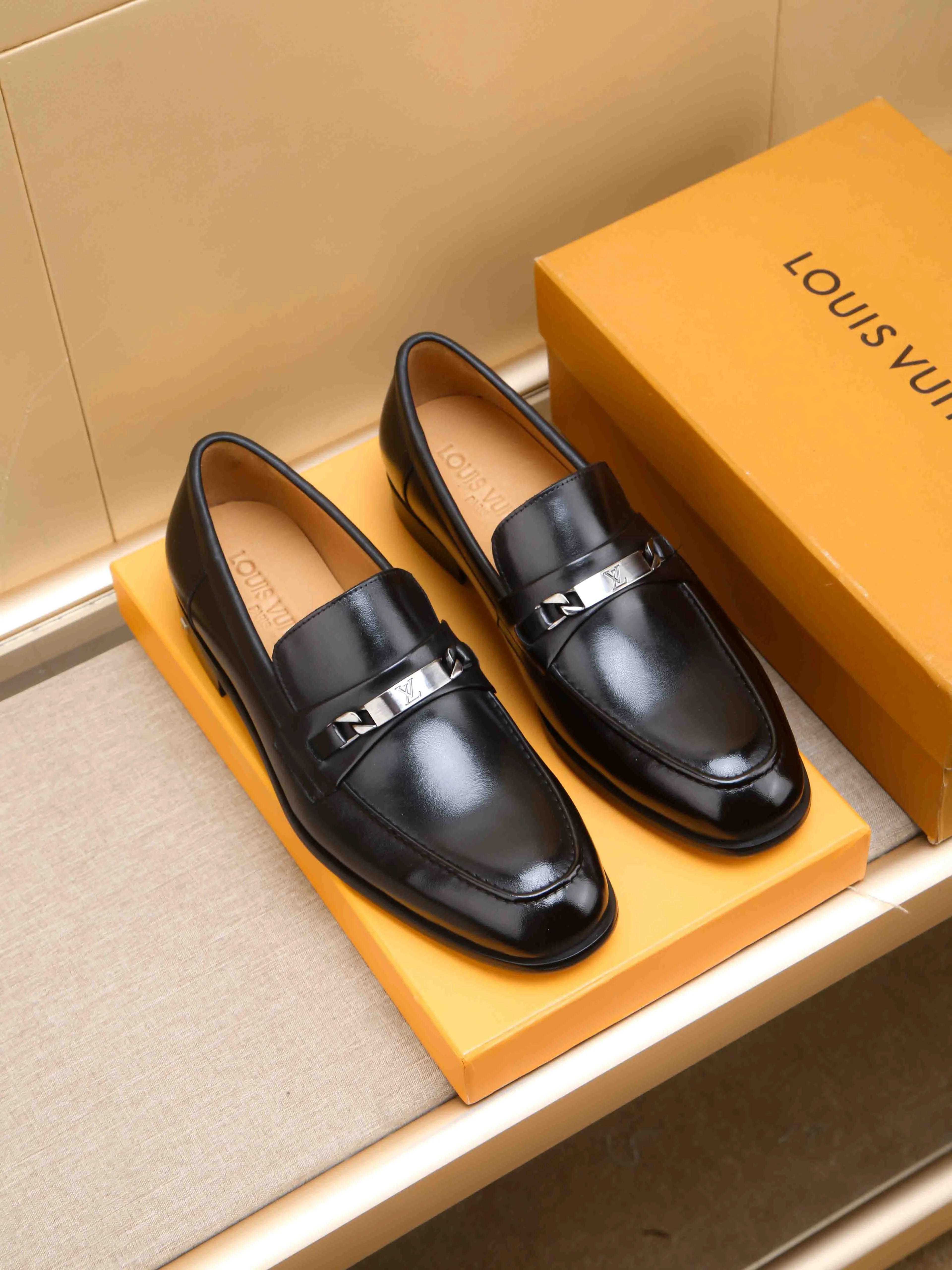 Men's shoes 💰 460 💰 Louis Vuitton LV ® 🆕 model 🔛Full shoe counter, first layer cowhide, 🐂leather lined casual shoes for men, super soft outsole, essential for driving. Counter synchronization, original first layer cowhide, completely 1:1 mold customization🌹top version, color optional! Number: 39-44 (customized at 38.45)
